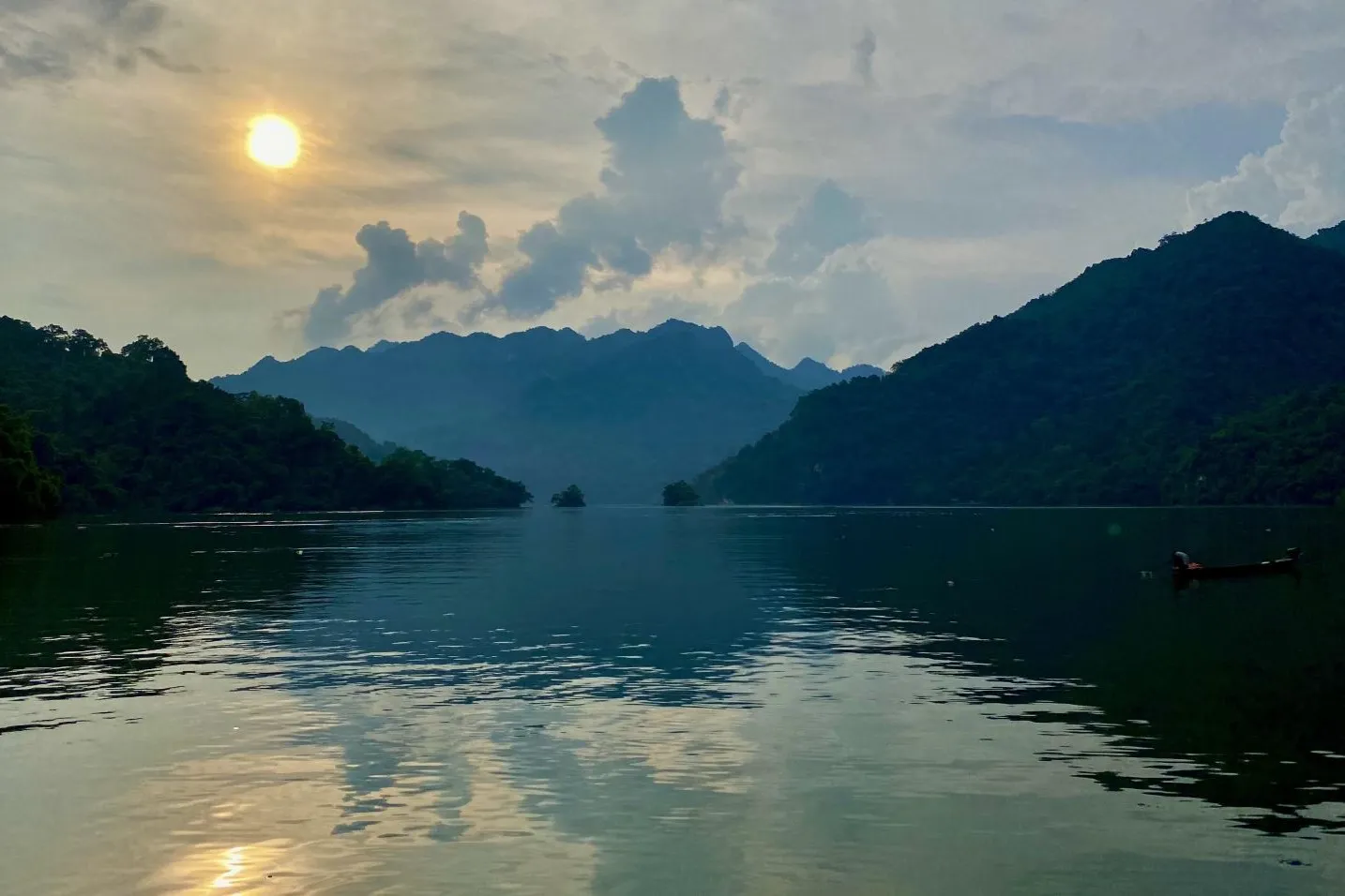 Hồ Ba Bể, tỉnh Thái Nguyên