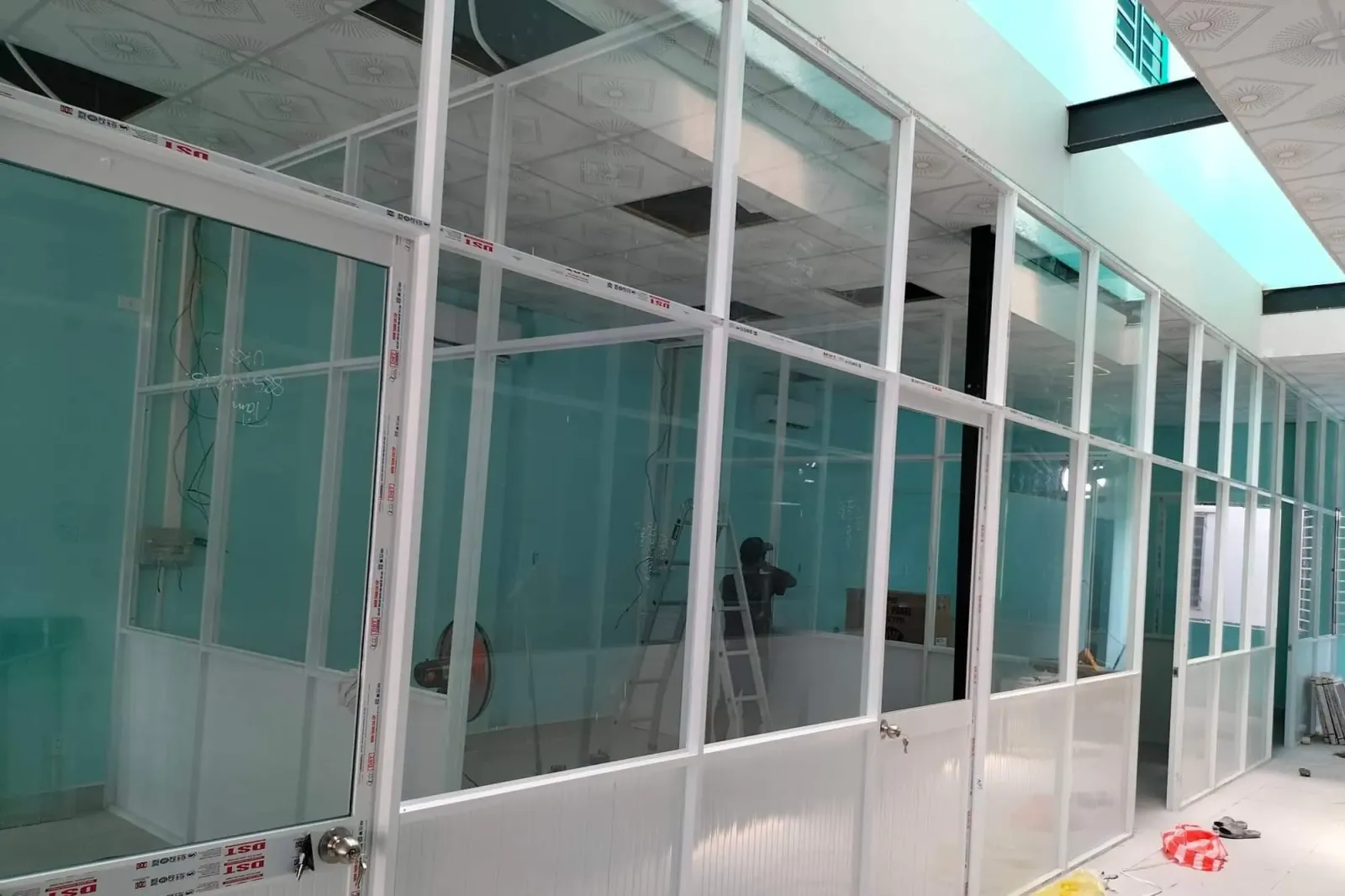 Vách nhôm kính ngăn phòng