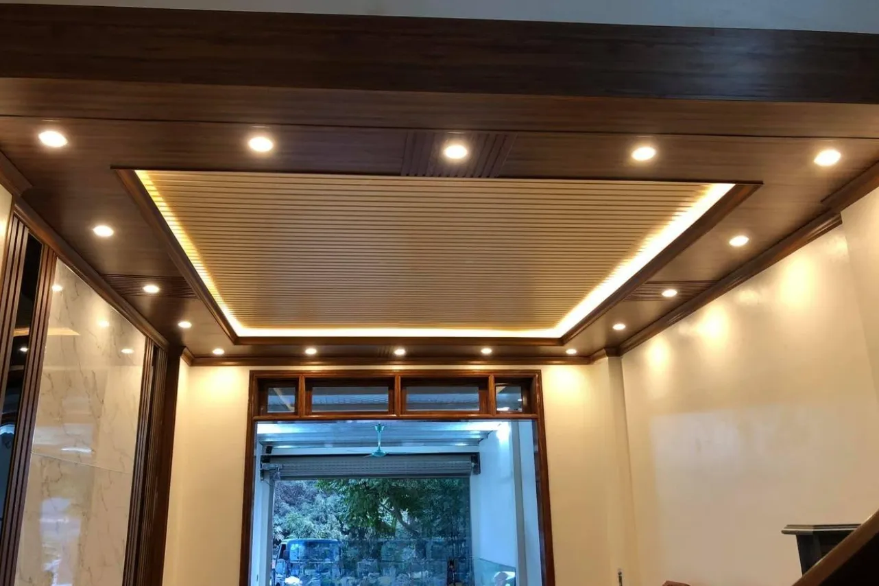 Thi công trần nhựa Nano cho phòng khách Thi công trần nhựa Nano cho phòng khách